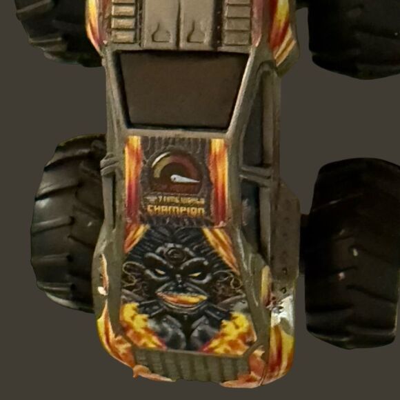 Hot Wheels Maximum Destruction Rev N Go Friction Monster Truck 1:43 - Picture 4 of 10